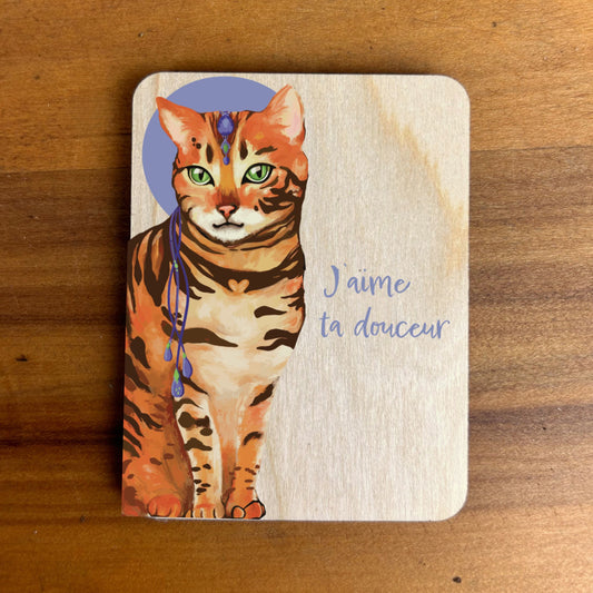 Aimant en bois avec dessin d'un chat de Bengal sur fond mauve montrant le slogan : J'aime ta douceur. 